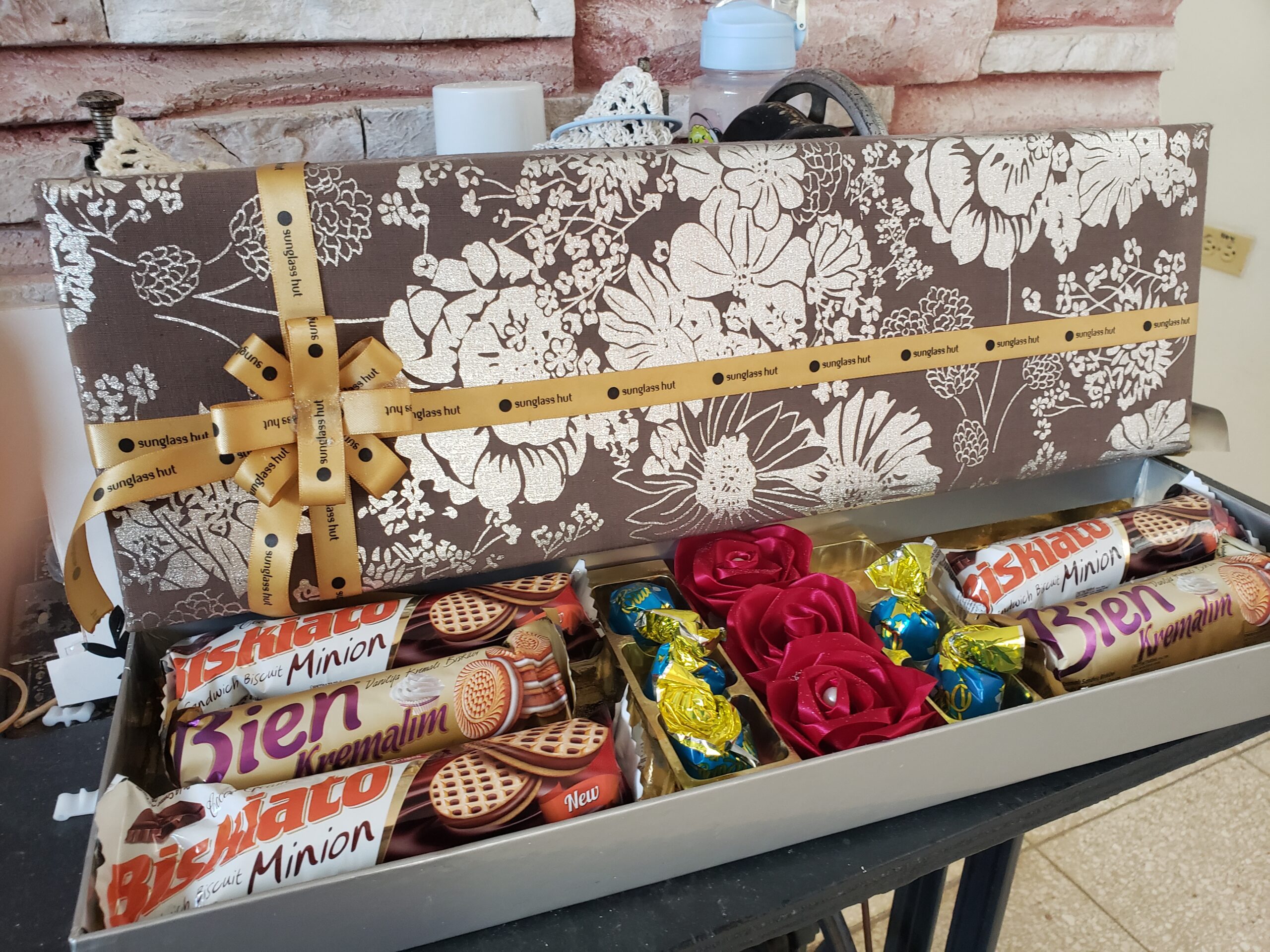 Caja con dulces y rosas