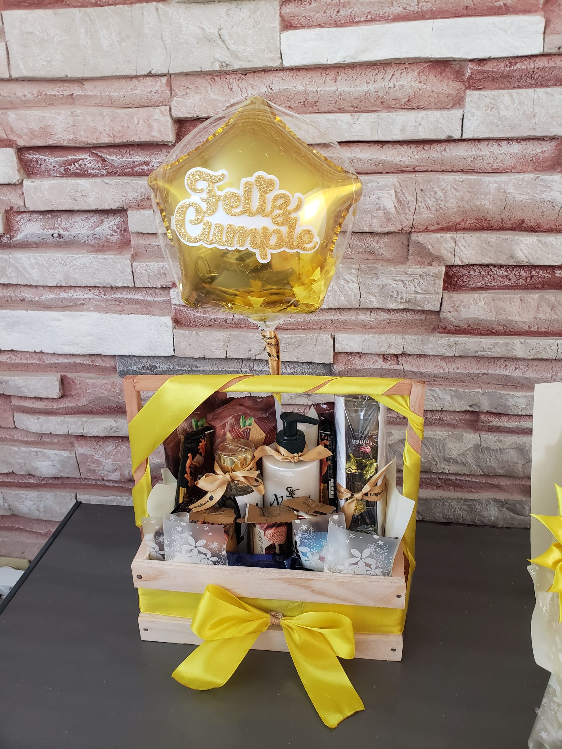 Cajita de madera con dulces