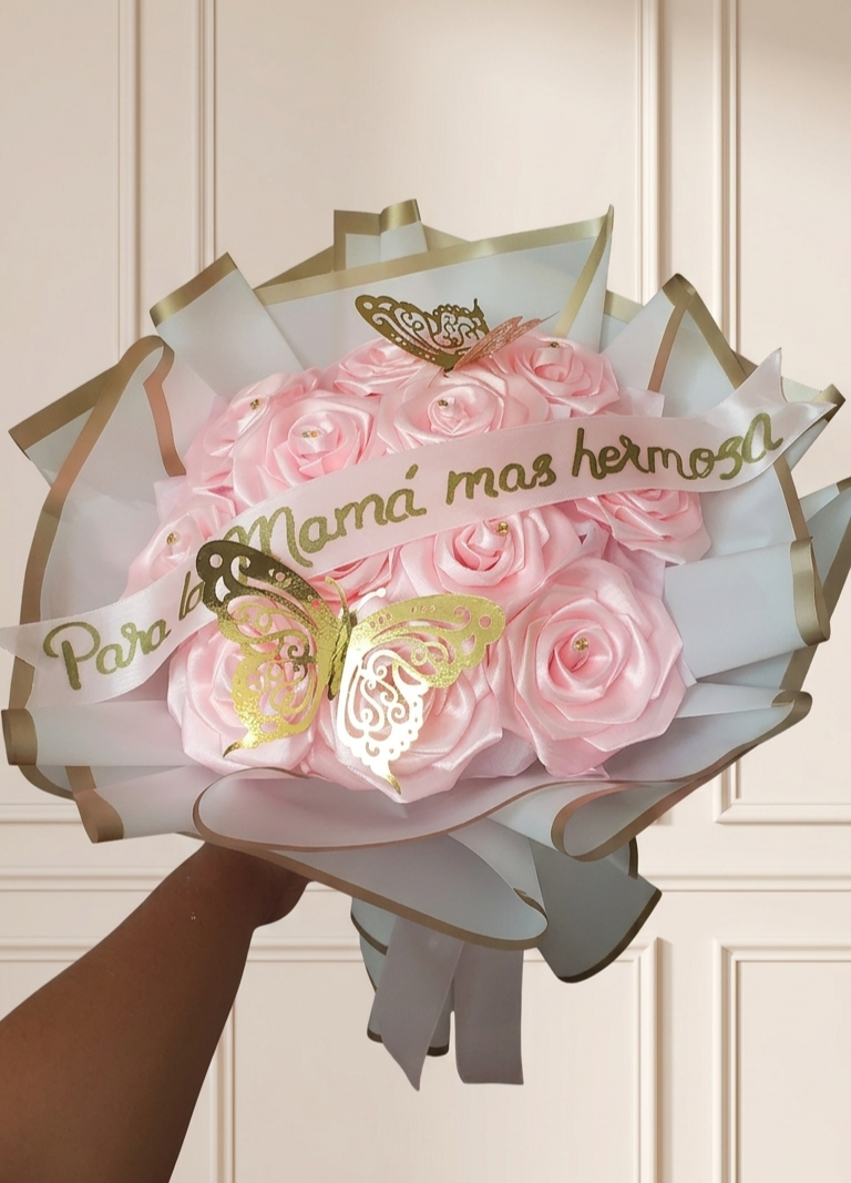 Ramo de 12 rosas con liston